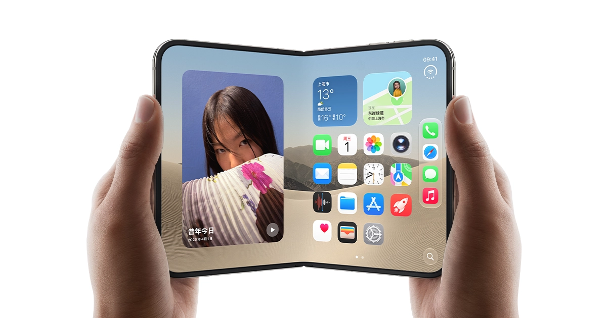 双手展开夜空色 iPhone Duo 的官方产品图